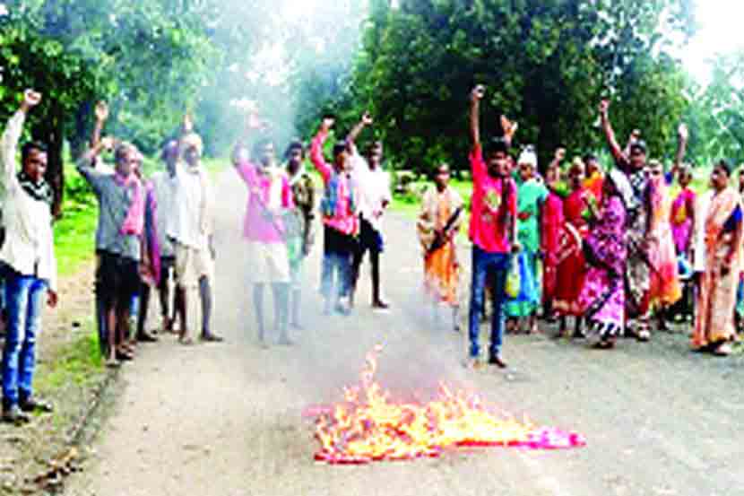 नक्षलवाद्यांनी गावागावांत लावलेले फलक जाळताना आदिवासी.