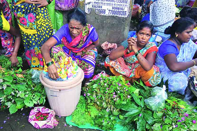 नव्या पूजासाहित्यासोबत पत्रींनीही बाजार फुलला