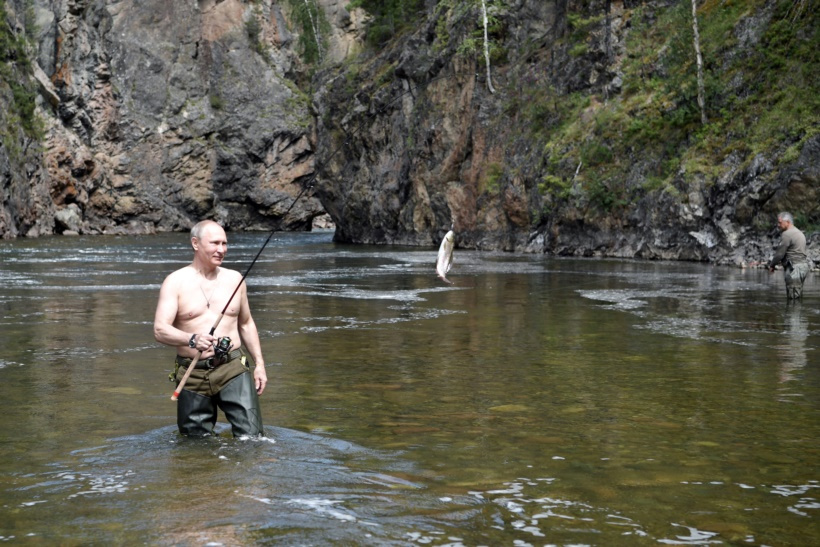 रशियाचे राष्ट्राध्यक्ष व्लादिमीर पुतिन मासेमारीचा आनंद लुटताना. (छाया सौजन्य : रॉयटर्स)