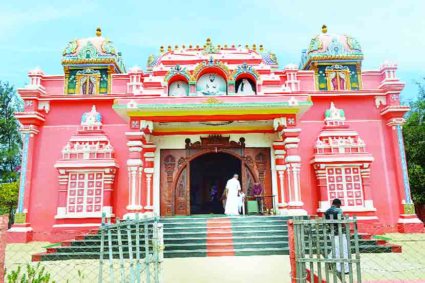 अनेक भाविक या मंदिर परिसरातील कुंडावर स्नान करतात