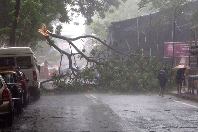 mumbai rain updates heavy rain water logging central railway harbour railway western railway traffic updates 