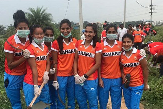 या अभियानात भारतीय महिला संघाच्या खेळाडूही मागे नव्हत्या. परिसराची स्वच्छता करण्यात त्यांनी महत्वाची कामगिरी बजावली.