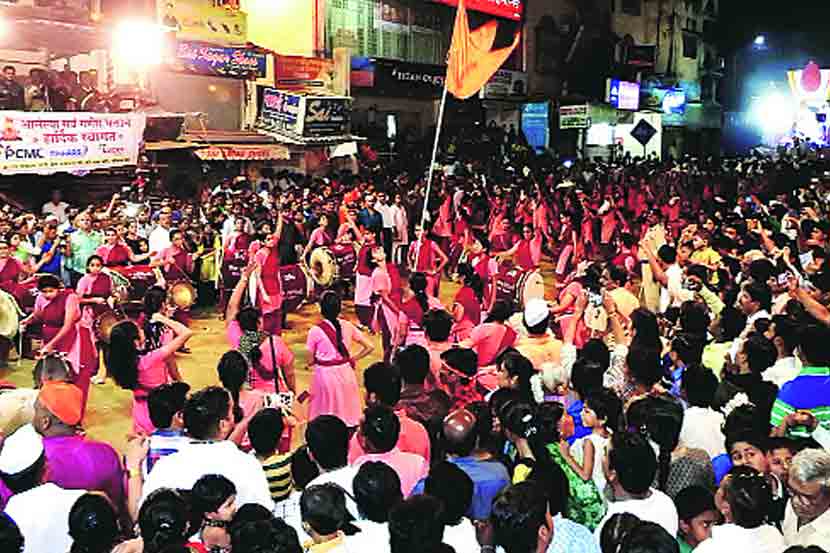 पिंपरीत विसर्जन मिरवणुकांमधील शिस्तबद्ध शालेय पथके नागरिकांचे लक्ष वेधून घेण्यात यशस्वी ठरली. 