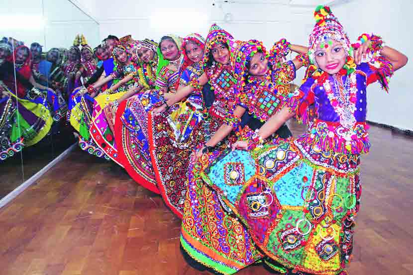 गरब्याच्या तालावर पाश्चिमात्य नृत्य