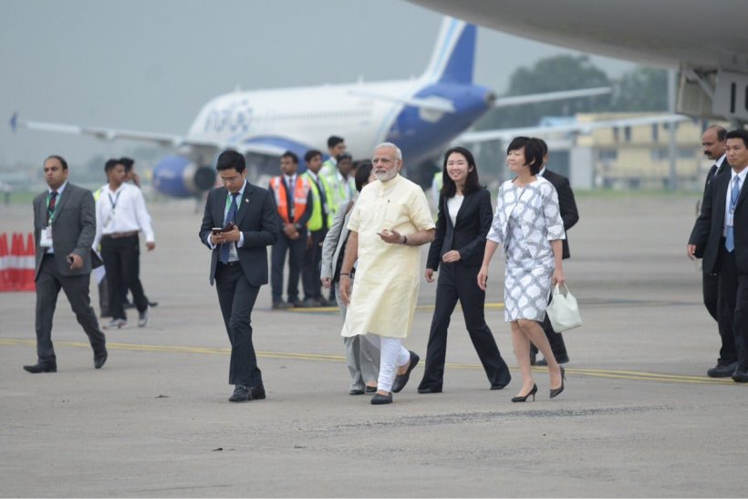 जपानचे पंतप्रधान शिंजो आबे यांचे बुधवारी दुपारी भारतात आगमन झाले. पंतप्रधान नरेंद्र मोदी यांनी अहमदाबाद विमानतळावर शिंजो अाबे यांचे स्वागत केले. शिंजो आबे यांची गळाभेट घेत मोदींनी त्यांचे स्वागत केले. यानंतर दोन्ही पंतप्रधानांनी रोड शो केला.