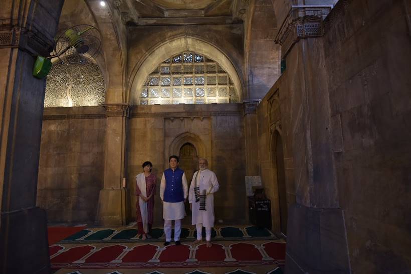 रोड शोनंतर पंतप्रधान नरेंद्र मोदींनी शिंजो आबेंसह सिदी सैय्यद मशिदीलाही भेट दिली.