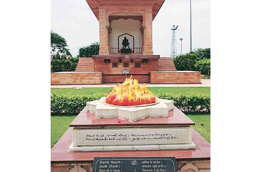 स्मृती मंदिर संरक्षण भिंत बांधकाम व इतर कामांना सर्वानुमते मंजुरी देण्यात आली. 