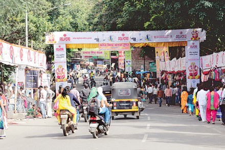 गेल्या काही वर्षांपासून चित्रपटसृष्टीत भव्यदिव्य सेट साकारणारे कलादिग्दर्शक गणेशोत्सवामध्ये सहभाग घेऊ लागले आहेत. त्या