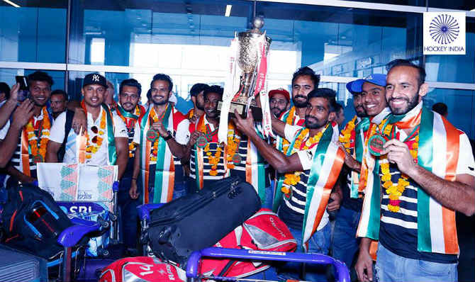 तब्बल दहा वर्षांच्या दशकानंतर आशिया चषक जिंकणाऱ्या भारतीय हॉकी संघाचं मायदेशी आगमन झालं. यावेळी विमानतळावर संघाने आपल्या विजयाचा आनंद व्यक्त केला. (फोटो सौजन्य - हॉकी इंडिया फेसबूक पेज)