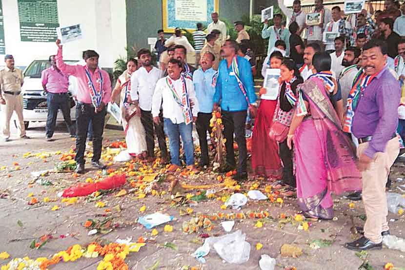 कचऱ्याच्या समस्येकडे लक्ष वेधण्यासाठी मनसेने ‘कचरा फेको’ आंदोलन केले.