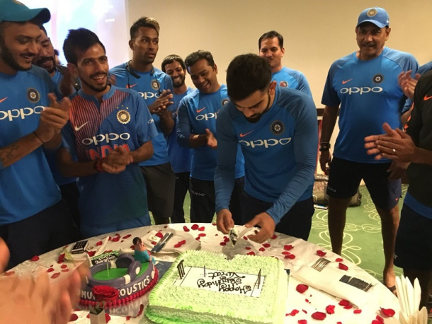 टीम इंडियाचा कर्णधार विराट कोहली याने टीमसोबत वाढदिवस धमाल पद्धतीने साजरा केला. त्याला सगळ्यांनीच शुभेच्छा दिल्या आहेत. केक कापल्यावर तर सगळ्यांनीच विराटला खास स्टाईलने शुभेच्छा दिल्या
