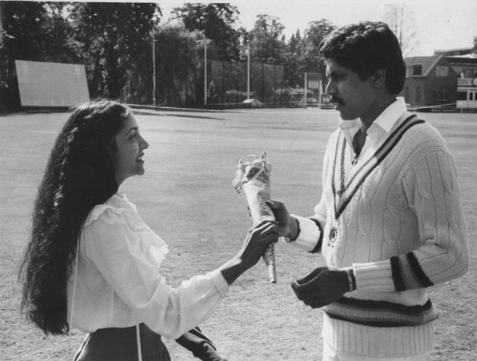 'क्रिकेटर' या हिंदी सिनेमाच्या सेटवर अभिनेत्री दिप्ती नवलसोबत क्रिकेट स्टार कपिल देव. (एक्स्प्रेस फोटो)