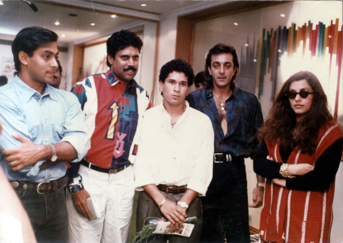 अभिनेत्री डिपल कपाडिया, अभिनेता सलमान खान आणि संजय दत्त यांच्यासोबत कपिल देव आणि सचिन तेंडुलकर (एक्स्प्रेस फोटो)