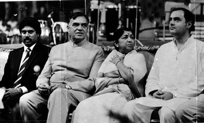 माजी पंतप्रधान राजीव गांधी, ज्येष्ठ गायिका लता मंगेशकर, बलराम जाखर यांच्यासोबत कपिल देव. (एक्स्प्रेस फोटो)