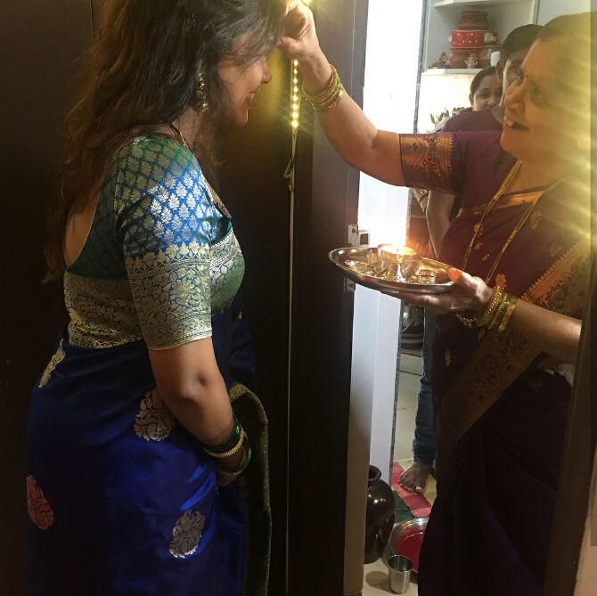 मराठमोळी अभिनेत्री प्रार्थना बेहरे काही दिवसांपूर्वीच विवाहबंधनात अडकली. निर्माता, दिग्दर्शक अभिषेक जावकर याच्यासोबत प्रार्थनाने संसार थाटला असून, या नवदाम्पत्याने त्यांच्या आयुष्याची नवीन सुरुवात केली आहे.