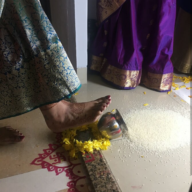 डेस्टिनेशन वेडिंग केल्यानंतर प्रार्थनाने आपल्या नवऱ्याच्या घरी गृहप्रवेश केला.