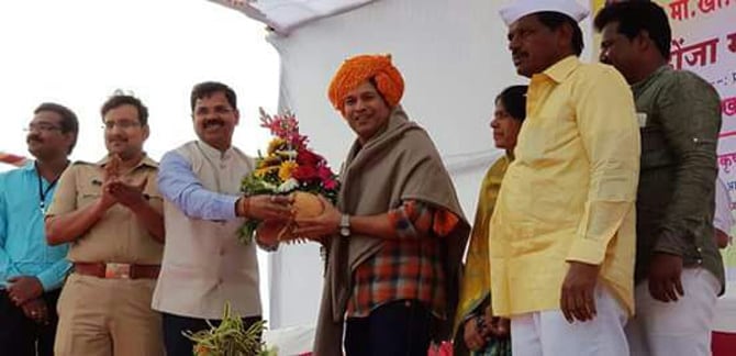 जिल्हाधिकाऱ्यांच्या हस्ते सचिनचा सत्कार झाला