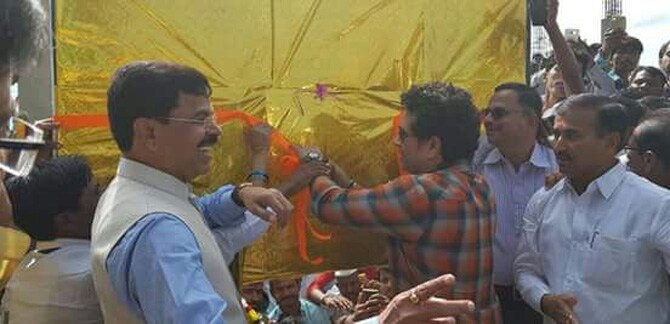 सचिनच्या हस्ते काही योजना फलकांचे अनावरण करण्यात आले