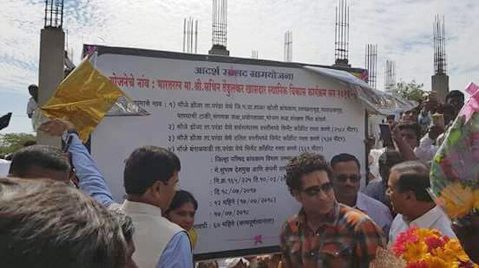 सचिनच्या हस्ते काही योजना फलकांचे अनावरण करण्यात आले