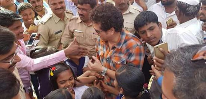सचिनला भेटण्यासाठी आणि त्याच्याबरोबर सेल्फी काढण्यासाठी चाहत्यांची एकच गर्दी झाली.