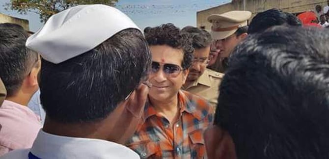 स्थानिक प्रशासनाकडून नियोजनात थोडा गोंधळ झाला तरीही सचिनने दत्तक घेतलेल्या गावाचा दौरा एन्जॉय केल्याचे त्याच्या चेहऱ्यावरून दिसत होते.
