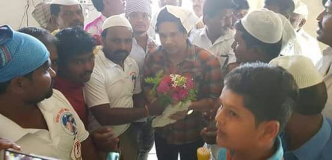 माजी भारतीय क्रिकेटपटू आणि खासदार सचिन तेंडुलकरने संसद आदर्श ग्रामयोजनेअंतर्गत दत्तक घेतलेल्या परंडा तालुक्यातील डोंजा गावाला भेट दिली.
