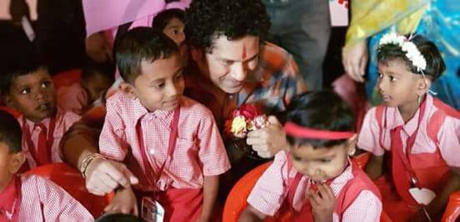 स्थानिक बालवाडीच्या शाळेत छोट्या चहात्यांबरोबर मास्टर ब्लास्टर चांगलाच रमल्याचे चित्र दिसले.