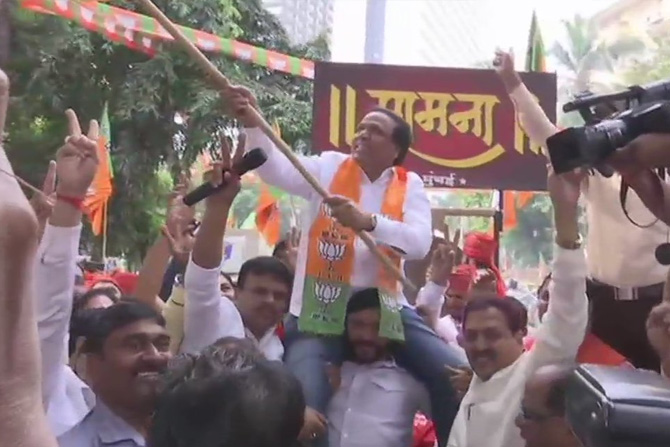 मुंबई भाजपचे अध्यक्ष आशिष शेलार आनंद व्यक्त करत भाजपचा झेंडा फडकवताना