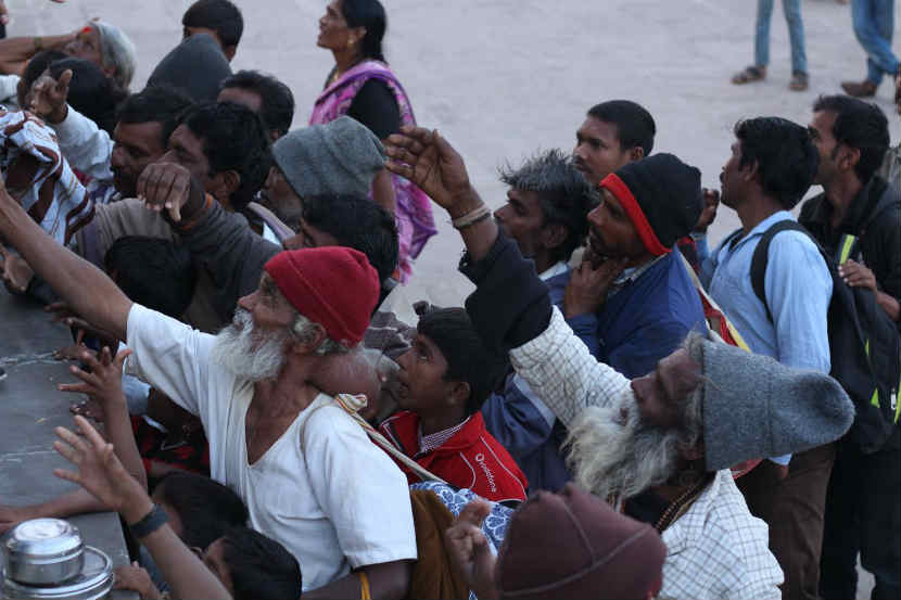 Robinhood army , distributes food and clothes to homeless people , socail cause, Loksatta, Loksatta news, Marathi, Marathi news