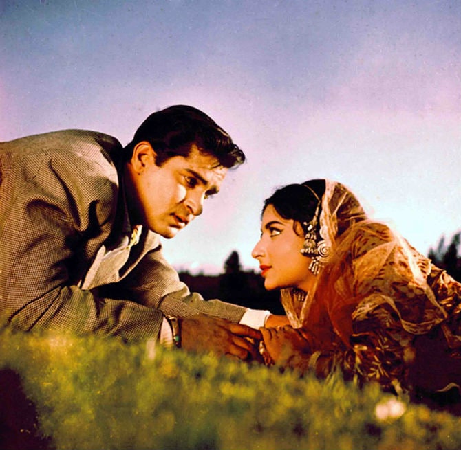 ज्येष्ठ बॉलिवूड अभिनेत्री शर्मिला टागोर यांनी सिनेसृष्टीत उल्लेखनीय योगदान दिले. बॉलिवूडमधील 'काश्मीर की कली' अशी ओळख असलेल्या शर्मिला यांचा ८ डिसेंबर रोजी ७२वा वाढदिवस आहे. त्याच निमित्ताने त्यांच्या काही 'थ्रोबॅक' फोटोंवर नजर टाकुयात.. (छाया सौजन्य- एक्सप्रेस आर्काईव्ह्ज)