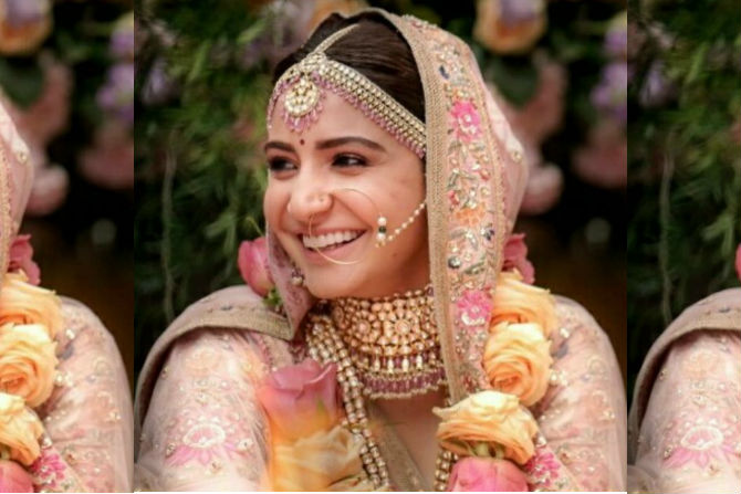 अनुष्का आणि विराटचा विवाह पारंपारिक भारतीय पद्धतीने पार पडला. अनुष्का वधूच्या पोशाखात खूपच सुंदर दिसत होती. (छाया सौजन्य- ट्विटर)