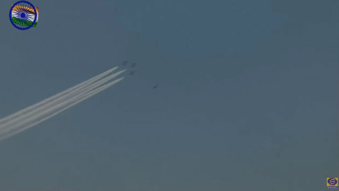 या संचलनात आसियानच्या झेंड्यासह एक Mi- 17 V5 हे विमानंही सहभागी झाले. (छाया सौजन्य- दूरदर्शन)