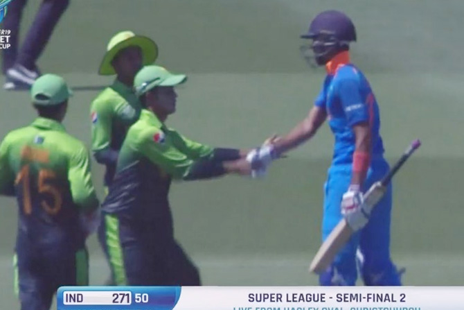 शुभमन गिलने अखेरच्या चेंडूंवर शतक साजरे केल्यानंतर पाकिस्तानी खेळाडूंनीही त्याचे अभिनंदन केले. (छाया सौजन्य: ट्विटर)