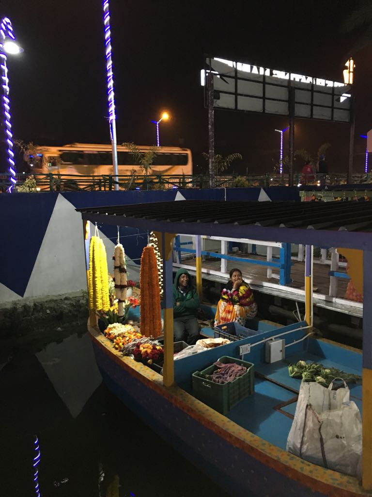 मुख्यमंत्री ममता बॅनर्जी यांच्या हस्ते बुधवारी या बाजाराचं उद्घाटन करण्यात आलं. थायलंडमधील फ्लोटिंग मार्केटच्या संकल्पनेवर आधारित या बाजाराची निर्मिती करण्यात आली आहे.