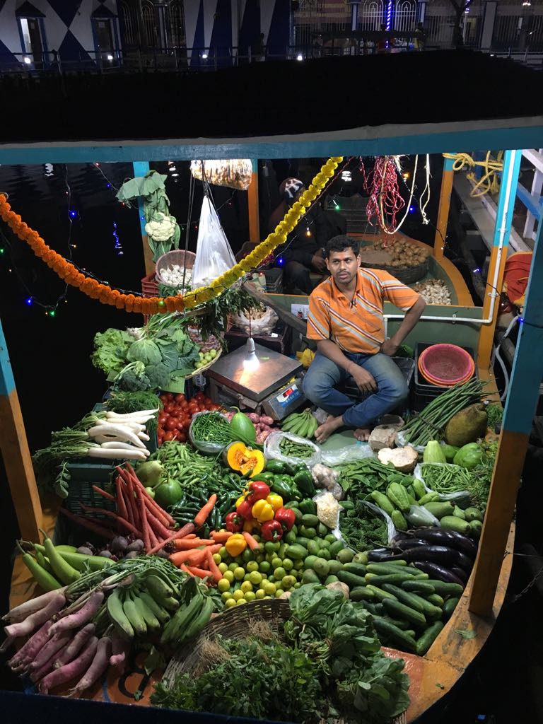 या तरंगत्या बाजारात १०० हून अधिक बोटी आहेत. या बोटींवर फळं, भाज्या, धान्य यांसोबतच मांस आणि मासे यांचीही विक्री करण्यात येत आहे.