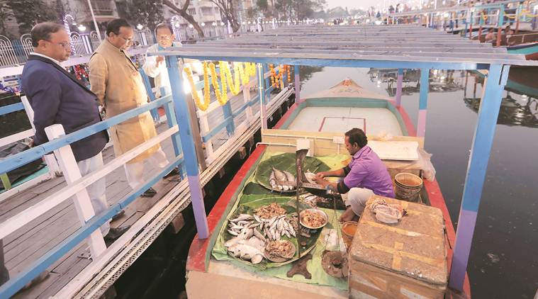 या बोटींची रचनाही अनोख्या पद्धतीने करण्यात आली आहे. जेणेकरून ग्राहक खरेदी करण्यासाठी एका बाजूने प्रवेश आणि दुसऱ्या बाजूने आरामात बाहेर पडू शकतील.
