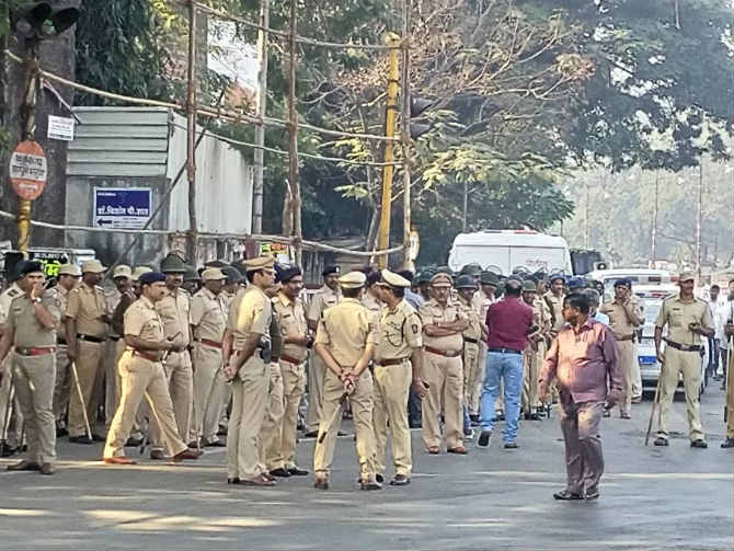 ठिकठिकाणी पोलिसांची अतिरिक्त कुमक तैनात करण्यात आली आहे.