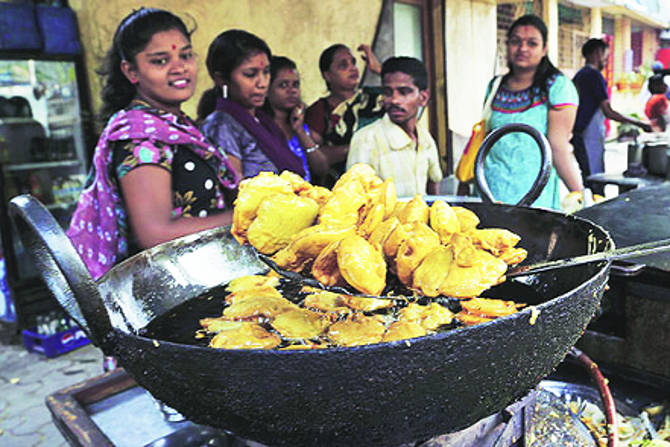 रस्त्यावरचे पदार्थ खाताना ते खाणे अपायकारक आहे, या धोक्याचा आपण विचारच करत नाही.