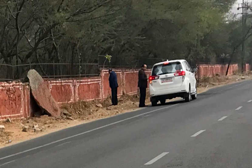 आरोग्य मंत्री सराफ यांच्याकडूनही दंड आकारणार का? असा सवाल काँग्रेसनं केला आहे.