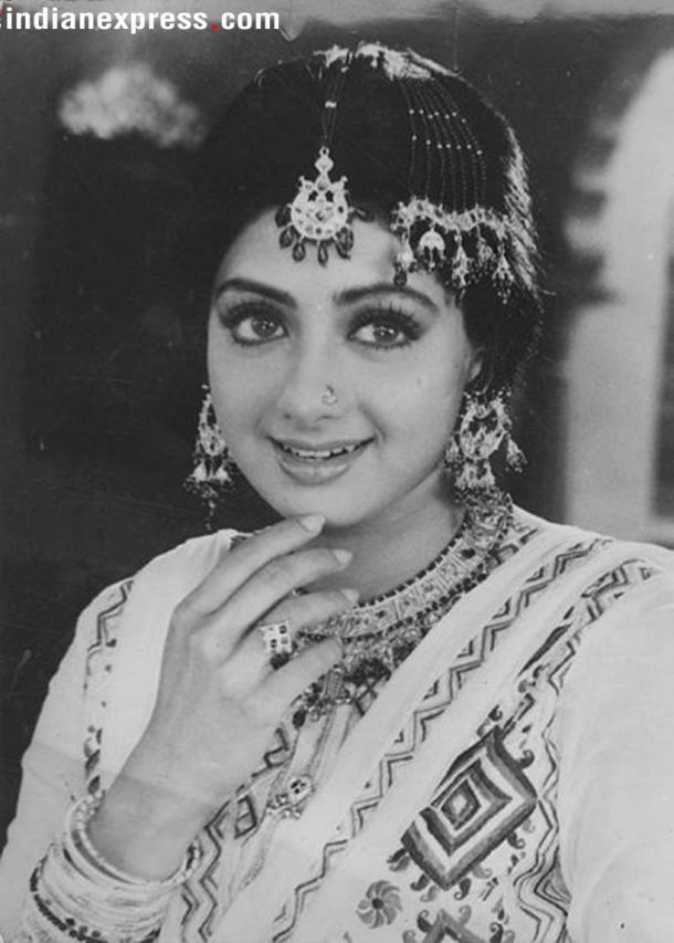 ज्युली या हिंदी सिनेमातही श्रीदेवीच झलक दिसली होती. पण ती या सिनेमात मुख्य भूमिकेत नव्हती. पुढे ९० च्या दशकात मात्र तिने हिंदी आणि दाक्षिणात्य सिनेसृष्टी गाजवली.
