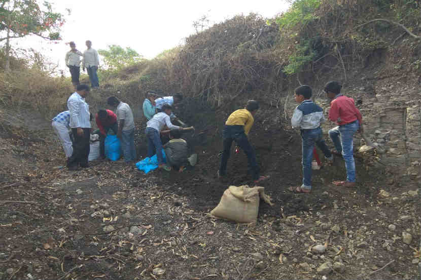 रोपवाटीकेचे काम करताना शालेय विद्यार्थी