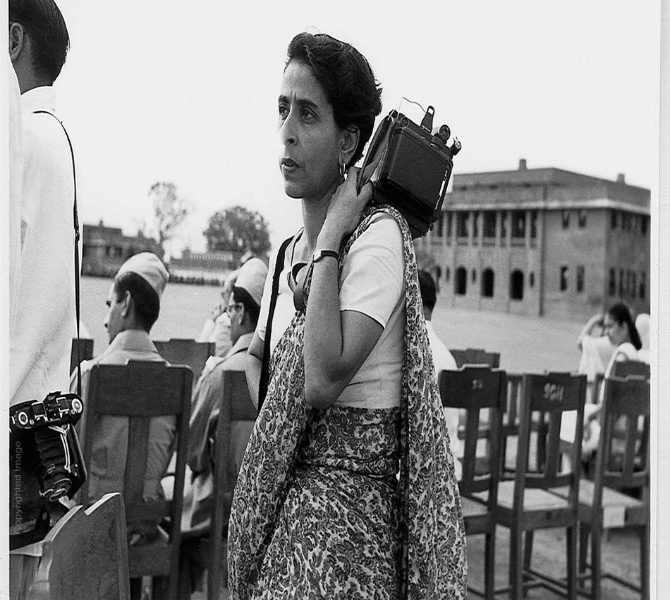 होमी वरारावाला - या पहिल्या भारतीय फोटो जर्नालिस्ट होत्या. साडी नेसून खांद्यावर कॅमेरा घेतलेला त्यांचा फोटो त्या काळाची प्रचिती देतो.