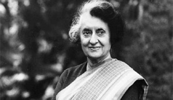 इंदिरा गांधी - देशाच्या पहिल्या महिला पंतप्रधान होण्याचा मान त्यांना मिळाला.