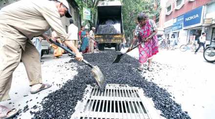 गणेशोत्सवापूर्वी रस्त्यांवरील खड्डे बुजवा