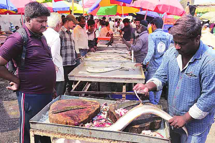 मटण, मासळी, चिकनवर ताव