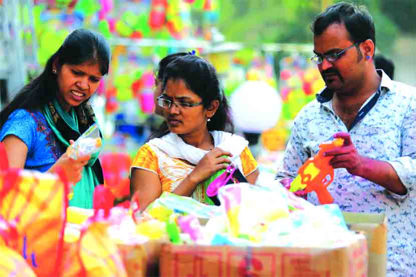 धुळवडीच्या निमित्ताने बाजारात रंग व पिचकाऱ्या खरेदीसाठी गर्दी होत आहे. (छायाचित्र : नरेंद्र वास्कर)