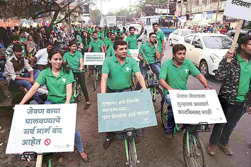 पुण्यातल्या रॉबिनहूड आर्मीच्या कामाला नुकतीच ३ वर्ष पूर्ण झाली आणि विशेष म्हणजे या ३ वर्षांत सुमारे ५ लाख १८ हजार लोकांना जेवायला घालण्याचं काम या आर्मीनं केलंय