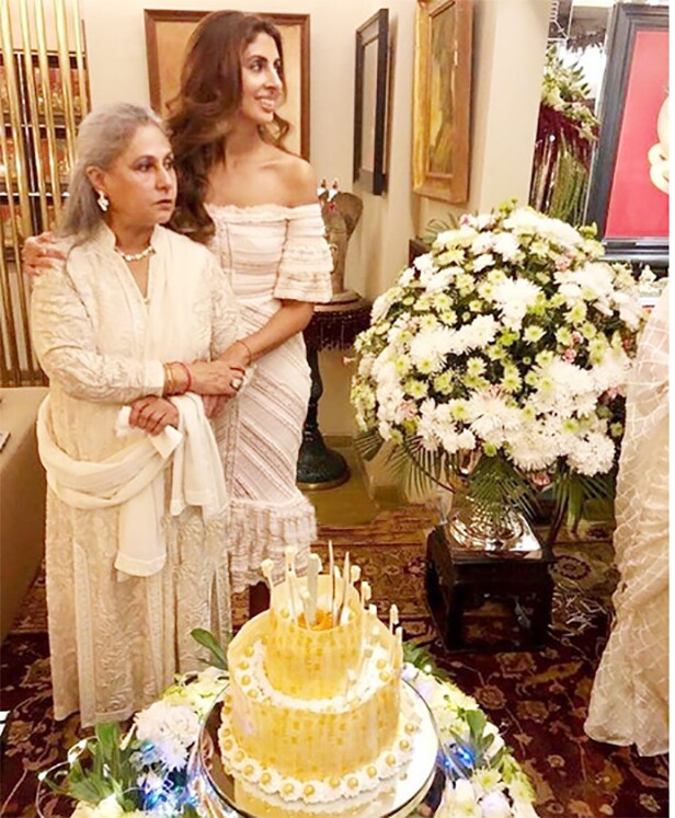 यावेळी श्वेता बच्चन नंदा तिच्या आईसोबत म्हणजे जया बच्चन यांच्यासोबतच दिसली. (छाया सौजन्य- फिल्मफेअर)