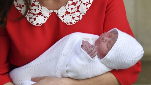 केट यांनी बालकाला जन्म दिल्यानंतर जवळपास सात तासांनी त्या सेंट मेरी रुग्णालयातून प्रिंस विलियम यांच्यासोबत माध्यमांसमोर आल्या. (Source: AP)