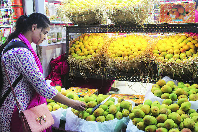 सर्वसाधारणपणे अक्षय्यतृतीयेपासून आंबा बाजारपेठेत यायला सुरुवात होते. या दरम्यान आंब्याची खरेदी मोठी असते.